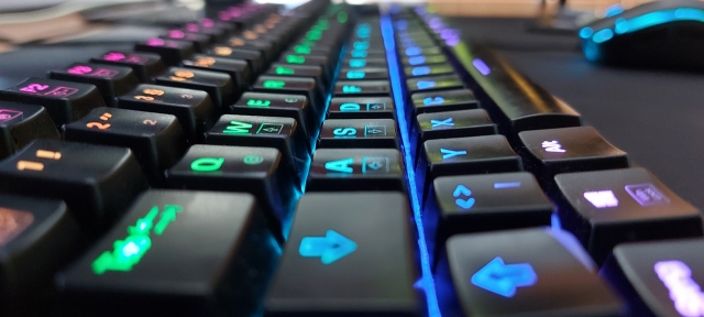 Es wird eine farblich beleuchtete Tastatur gezeigt.