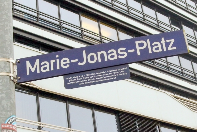 Es ist das Straßenschild Marie-Jonas-Platz zu sehen