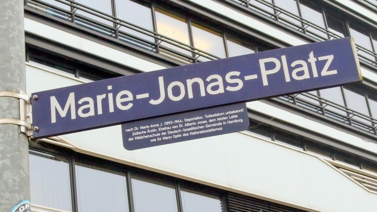 Es ist das Straßenschild Marie-Jonas-Platz zu sehen